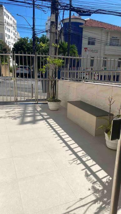 Apartamento Na Barra,1/4,sala,2 Banheiros *
