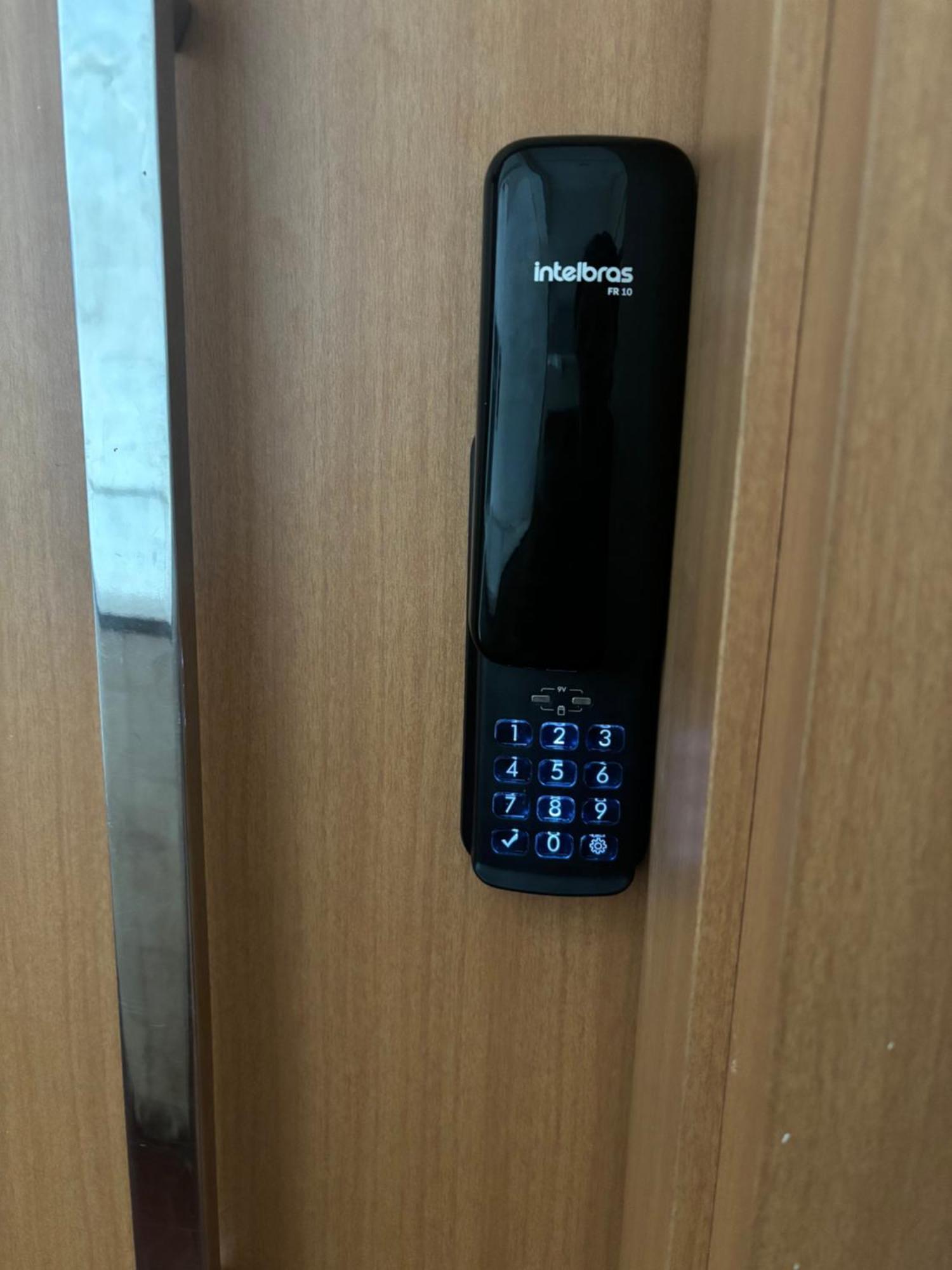 Apartamento Na Barra,1/4,sala,2 Banheiros *
